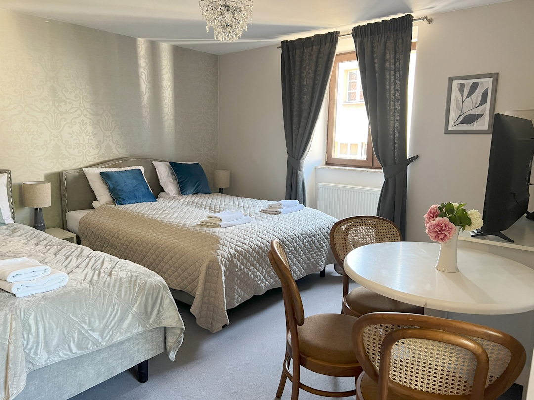 Apartament studio z łóżkiem małżeńskim i pojedynczym łóżkiem
